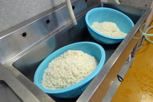 手造り泡盛体験　洗米